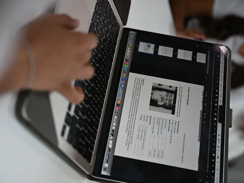 Paneles solares en el edificio de una farmacia en Carolina, Puerto Rico