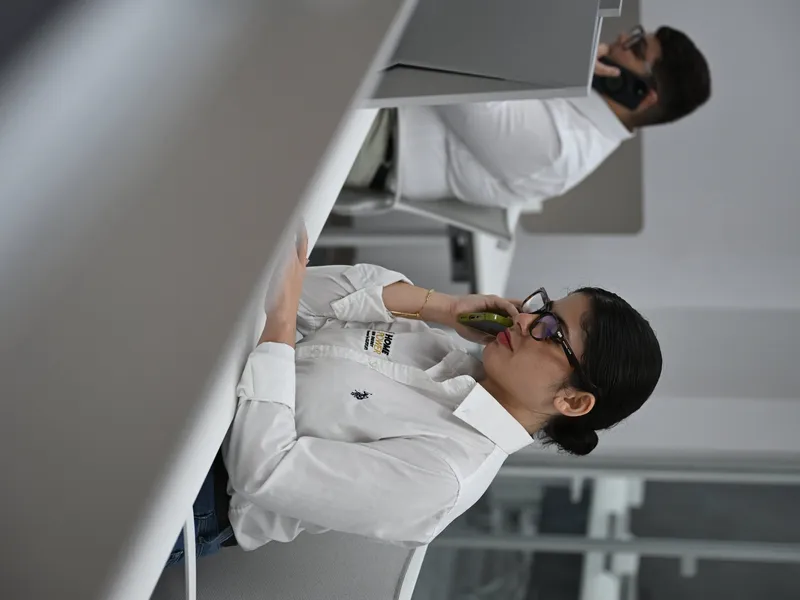 Tecnico realizando mantenimiento a paneles solares