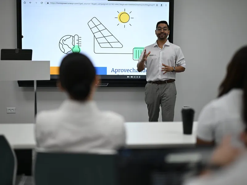 Paneles solares en el techo de un restaurante comercial en Ponce