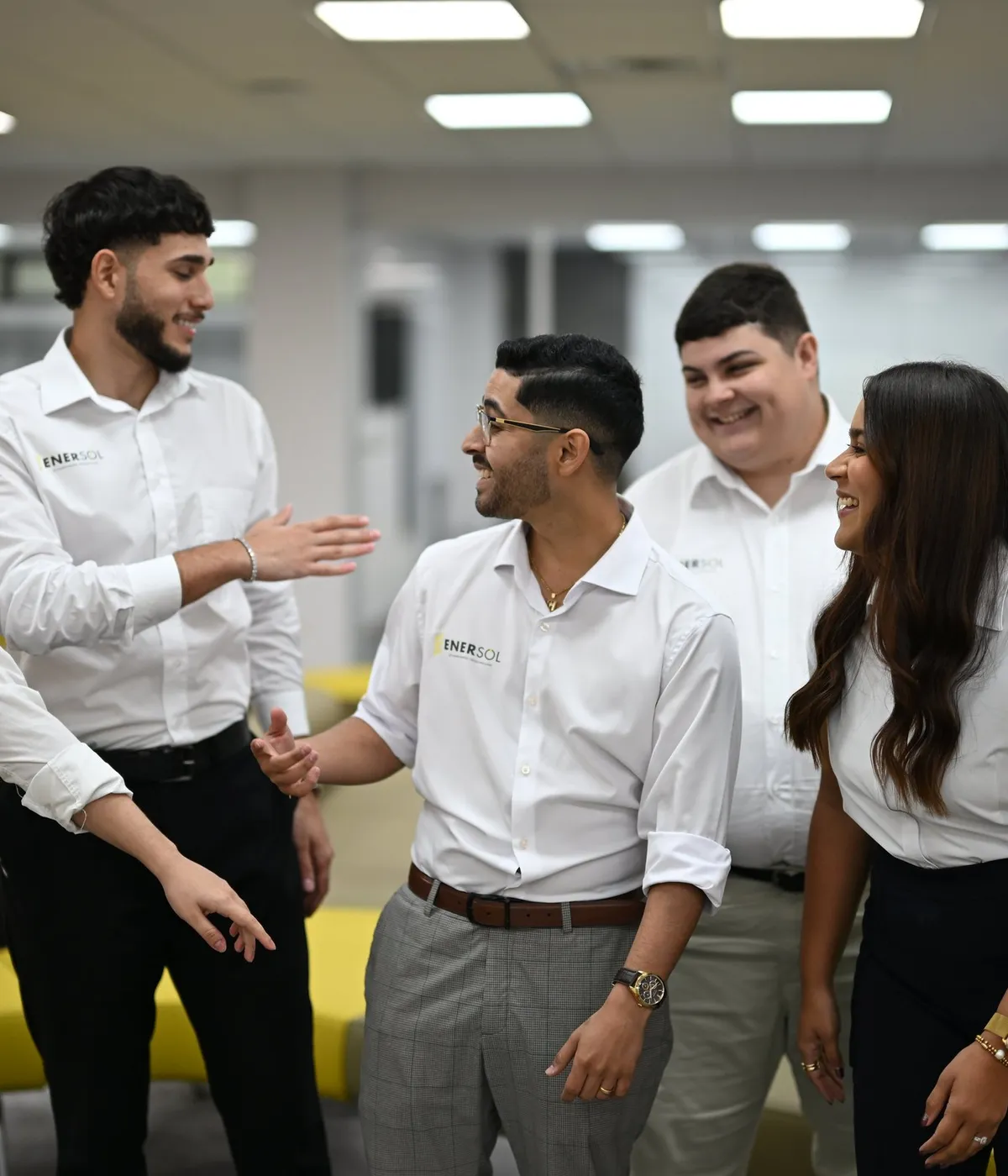 Equipo de Enersol trabajando juntos en proyectos de energía solar