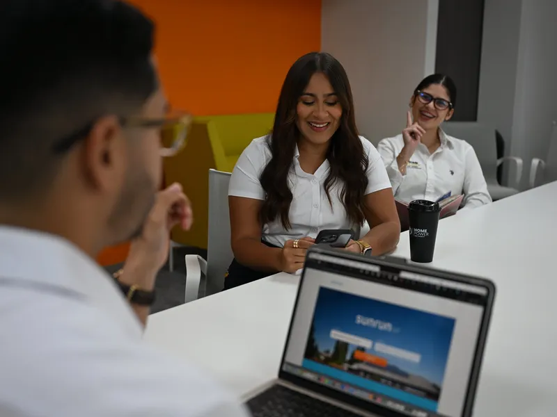 Instalacion de paneles solares en un techo en Puerto Rico