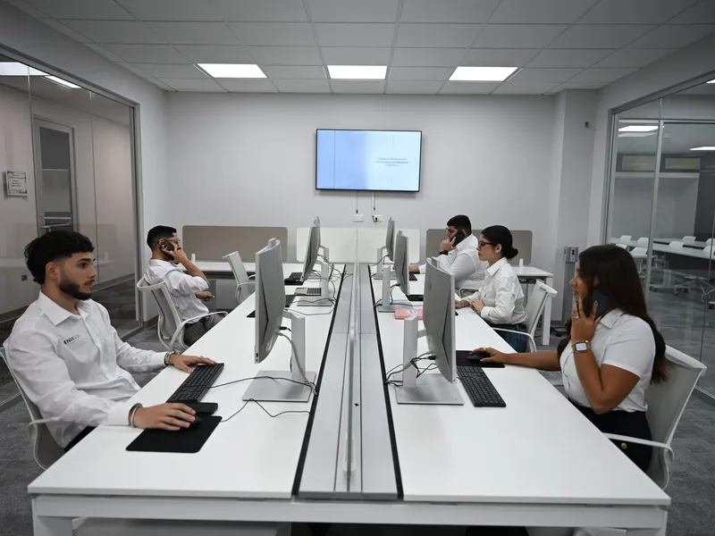 Planta de manufactura con paneles solares en nave industrial