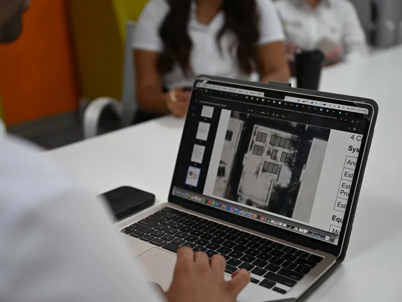 Edificio residencial moderno con paneles solares en el techo