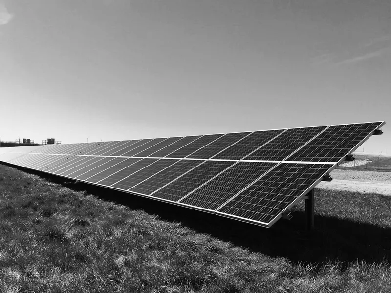Paneles solares montados en tierra en una propiedad rural de Puerto Rico