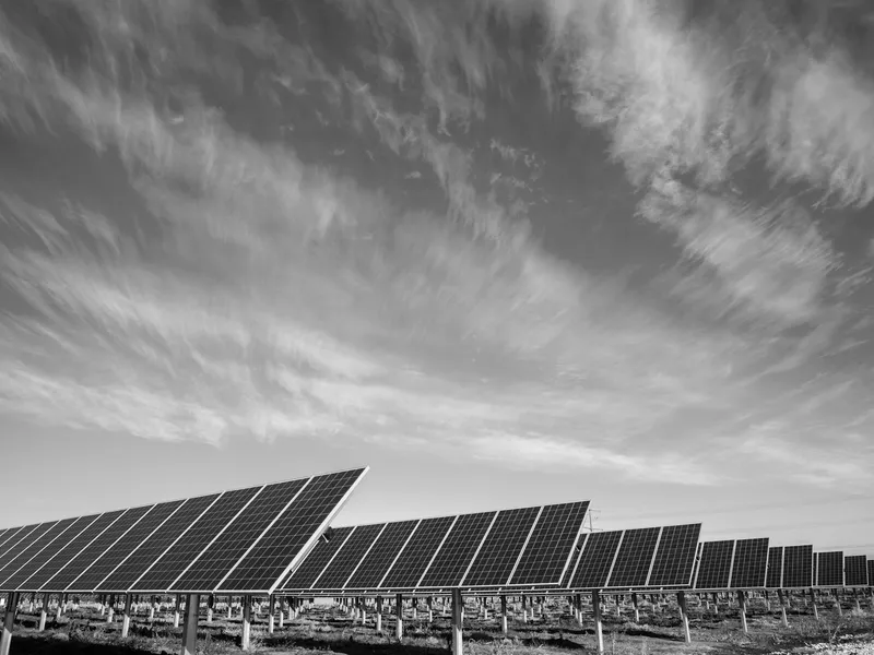 Casa con paneles solares preparada para temporada de huracanes